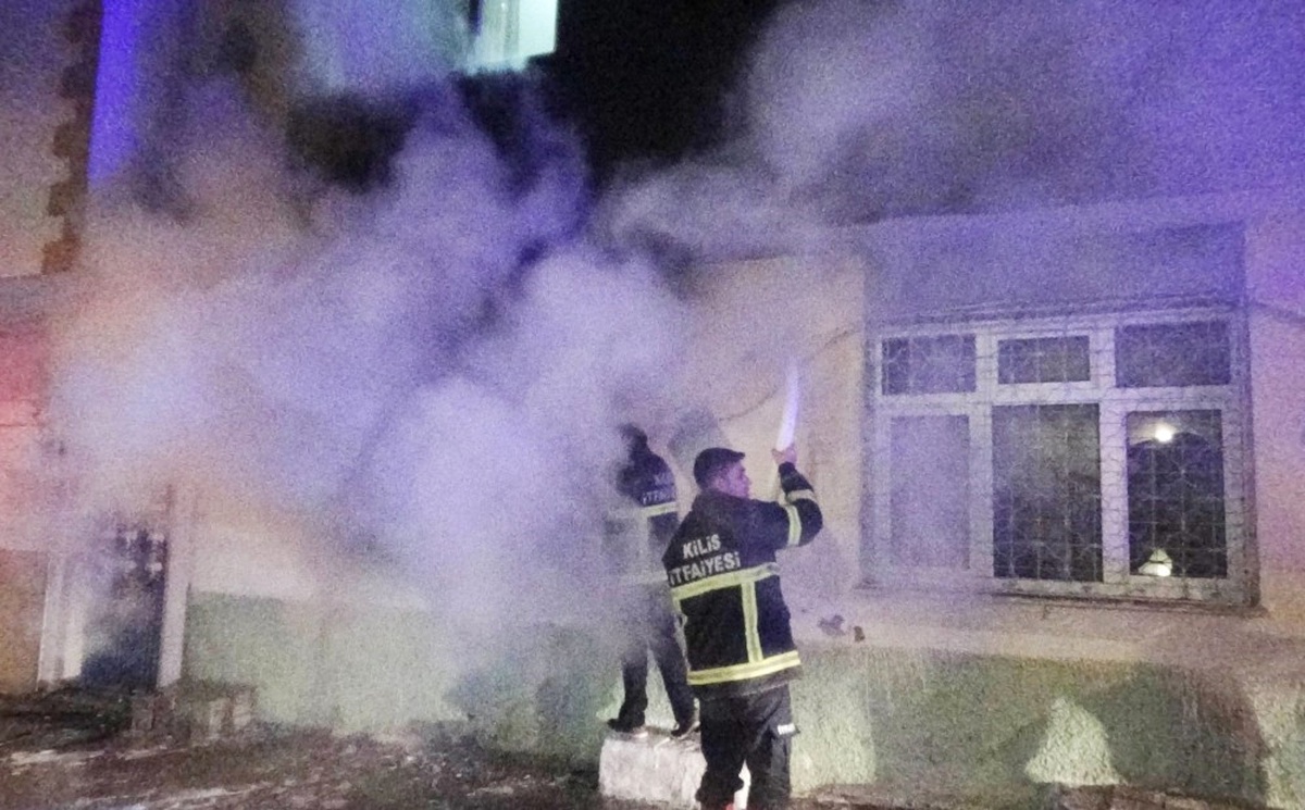 Kilis\'te Yangında Dumandan Etkilenen 5 Kişi Hastaneye Kaldırıldı