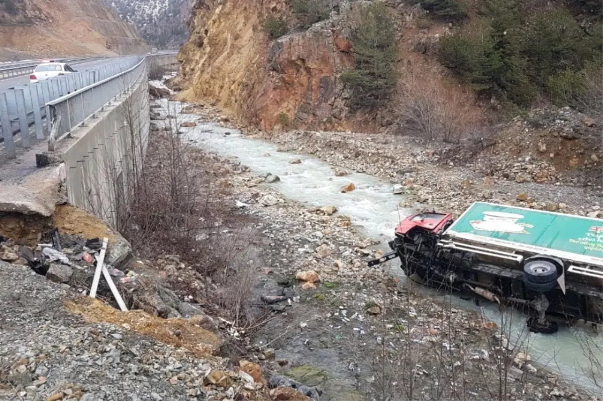 Köpeğe Çarpmamak İçin Manevra Yapan Kamyon Dereye Uçtu: 2 Yaralı