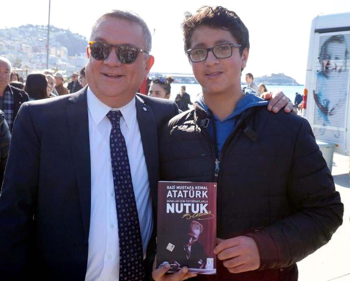 Kuşadası\'nda Dağıtılan \'Nutuk\' Kapışıldı