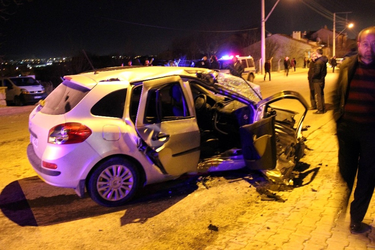 Kütahya\'da Otomobil Elektrik Direğine Çarptı: 1 Ölü 2 Yaralı