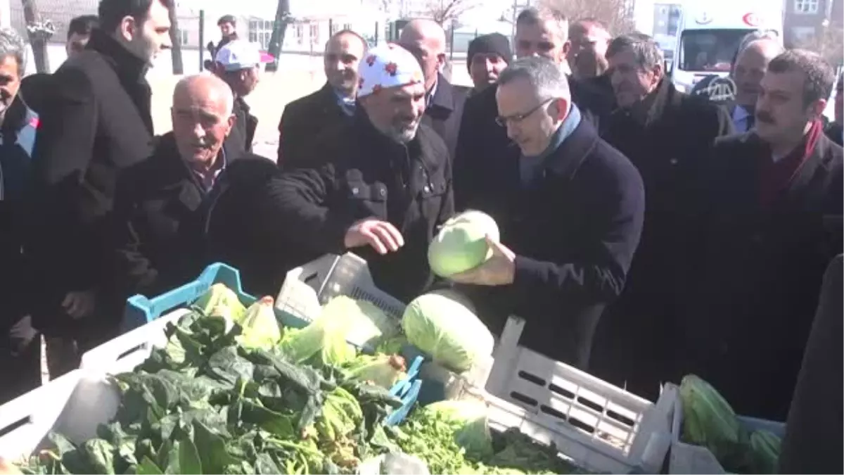 Maliye Bakanı Ağbal, Halk Pazarını Gezdi