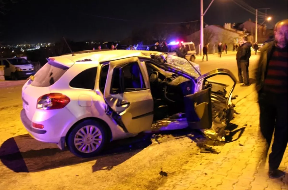 Otomobil Elektrik Direğine Çarptı: 1 Ölü, 2 Yaralı