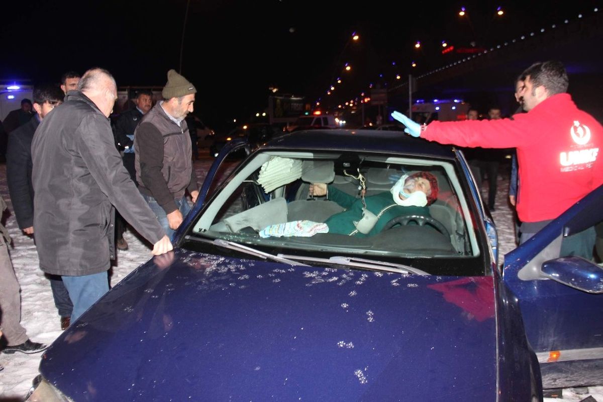 8 Kişinin Yaralandığı Kazada Onlar Kurtardı, Vatandaşlar İzledi
