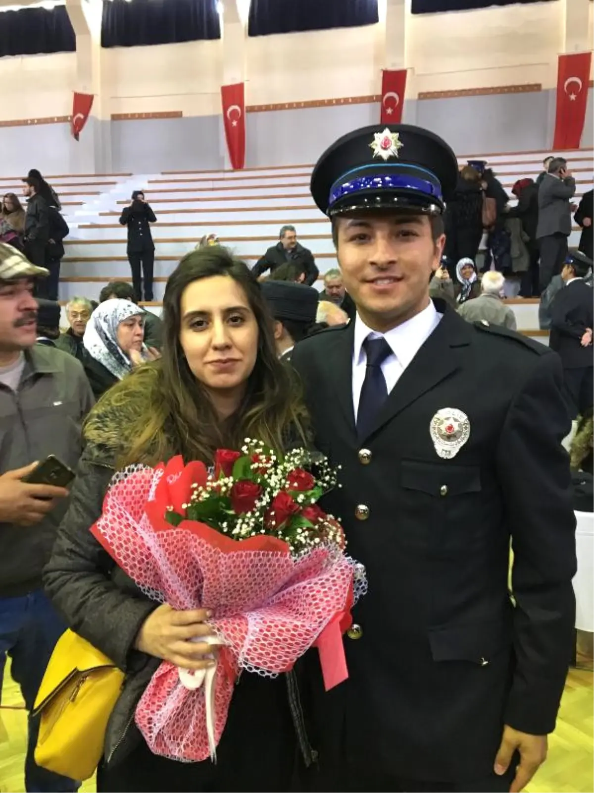 Polis Adayından Mezuniyet Töreninde Evlenme Teklifi
