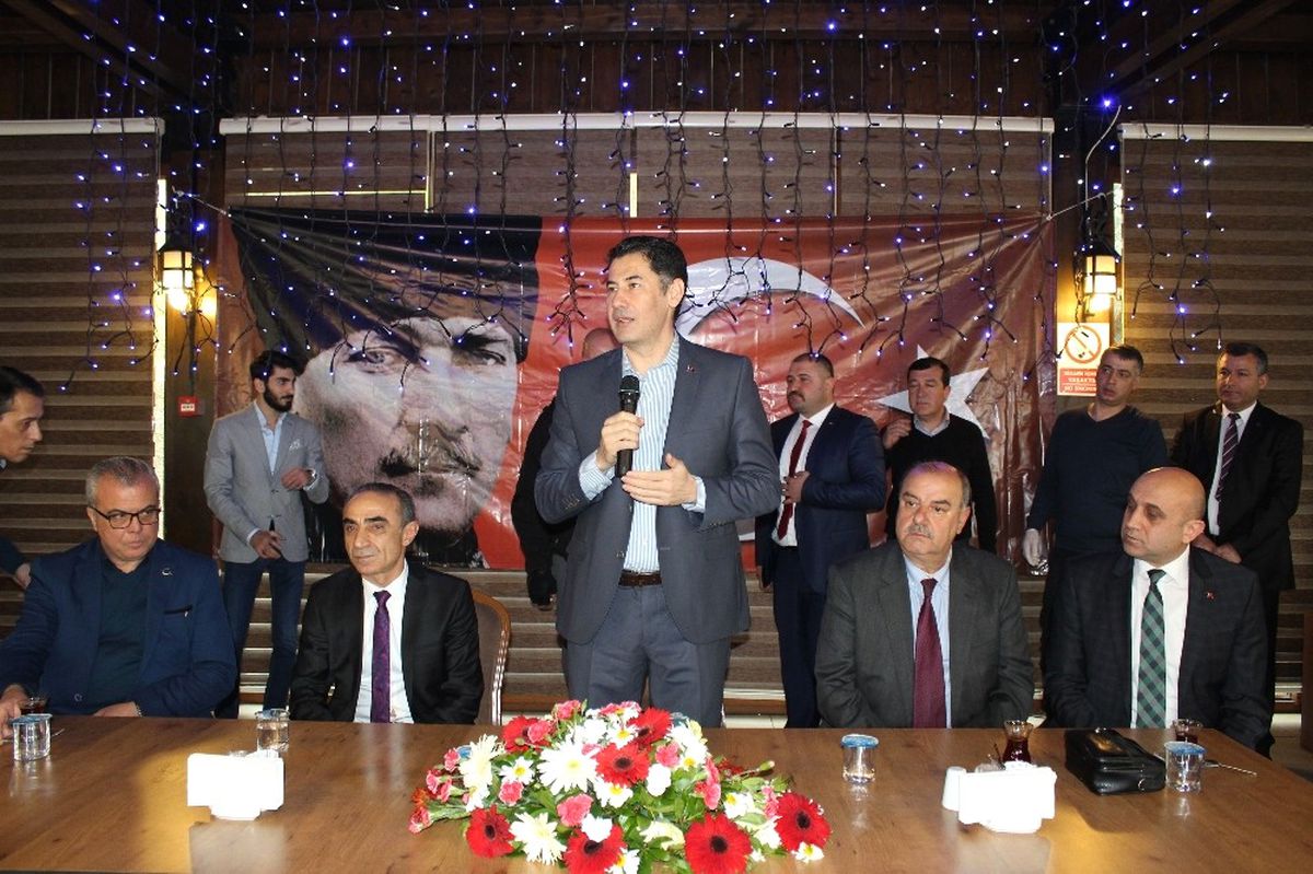 Sinan Oğan İzmir\'de \'Hayır\' Toplantısı Yaptı