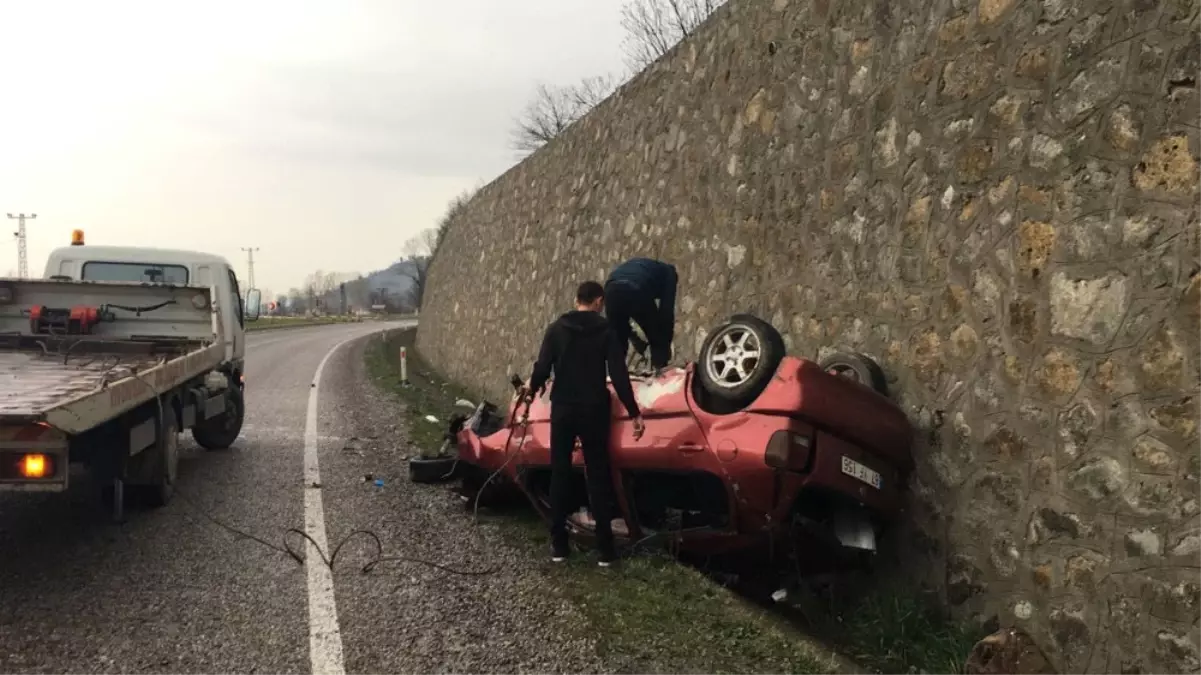 Taklalar Atan Otomobil Duvara Çarparak Durabildi: 1 Ölü