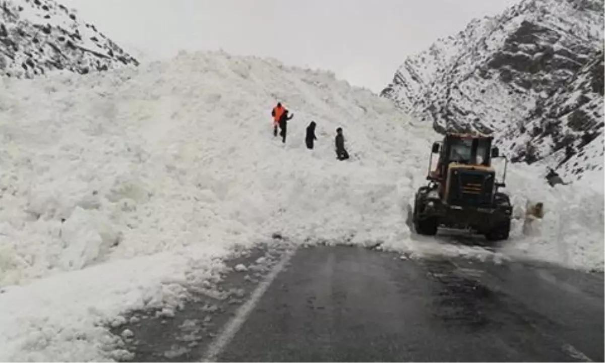 Van-Çatak Yoluna Çığ Böyle Düştü