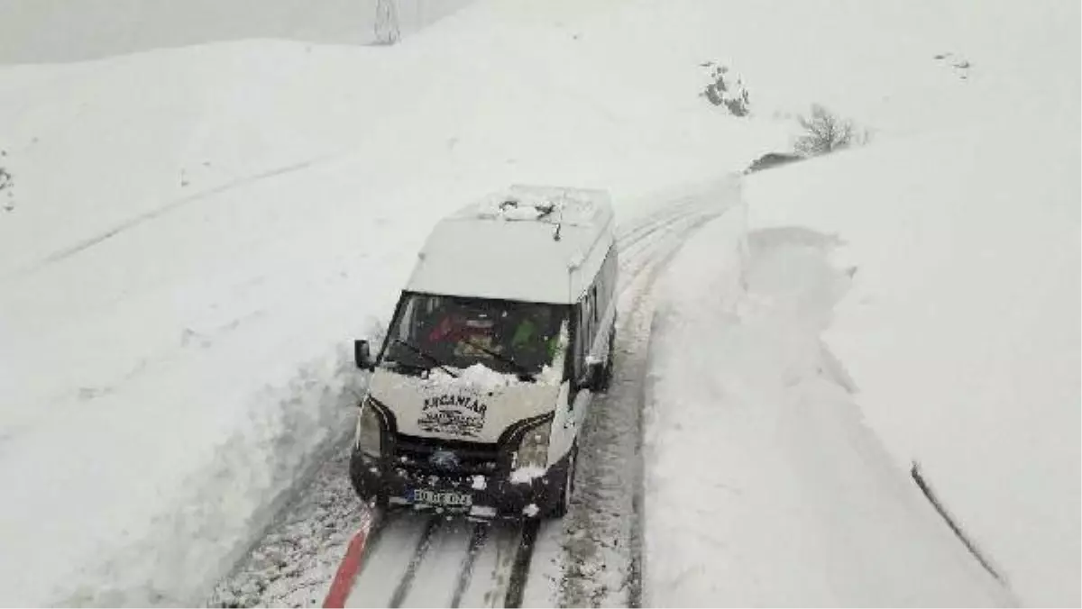 Van ve Hakkari\'de Karın Kapattığı Yollar Açılıyor