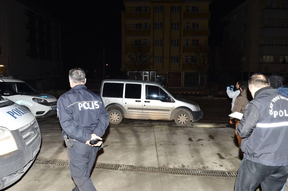 3 Kişiyi Yaralayıp Polise de Ateş Açtılar
