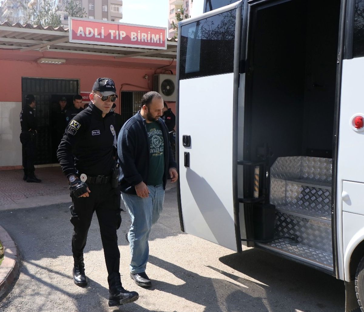 Adana\'da \'Bylock\' Kullanan 1\'i Kadın 14 Polis Adliyeye Sevk Edildi