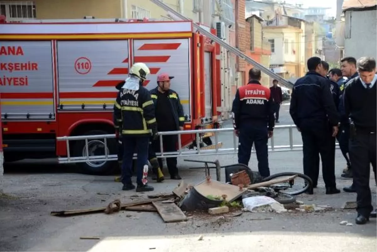 Kendine Zarar Veren Genci, İtfaiye Merdiveniyle Eve Giren Polis İkna Etti