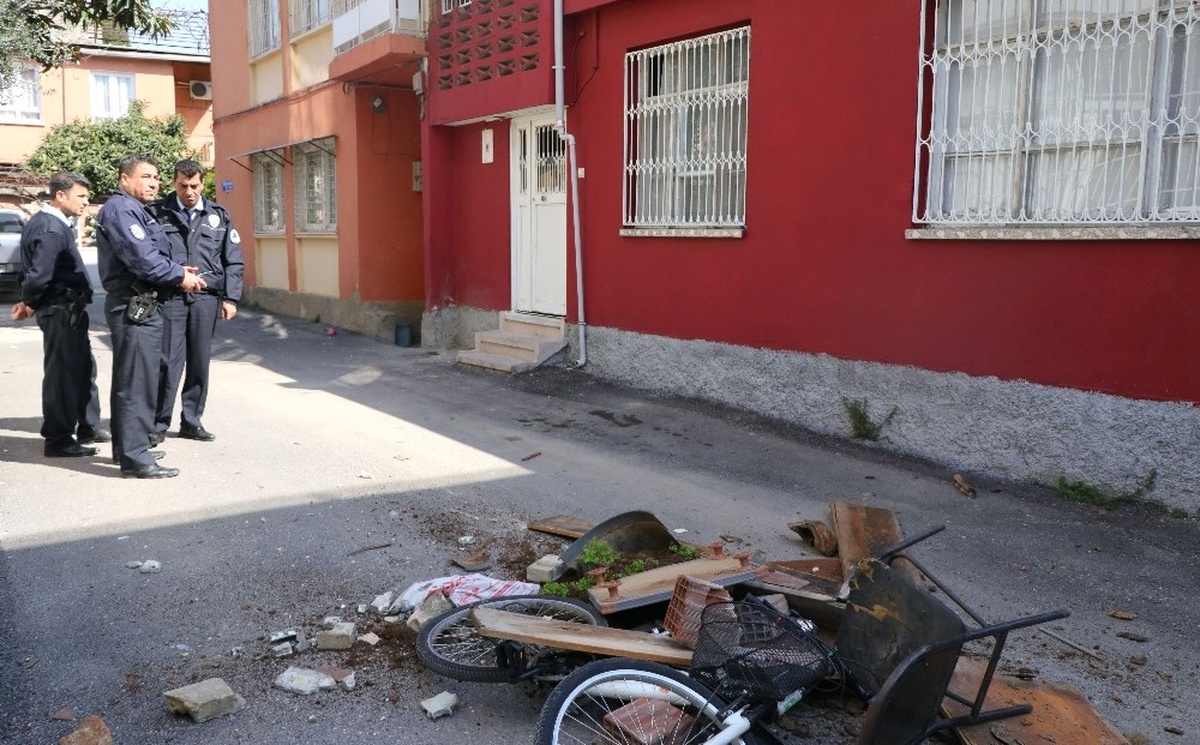 Ağabeyi ile Kavga Edip Kendini Eve Kilitleyen Kişiyi Polis İkna Etti