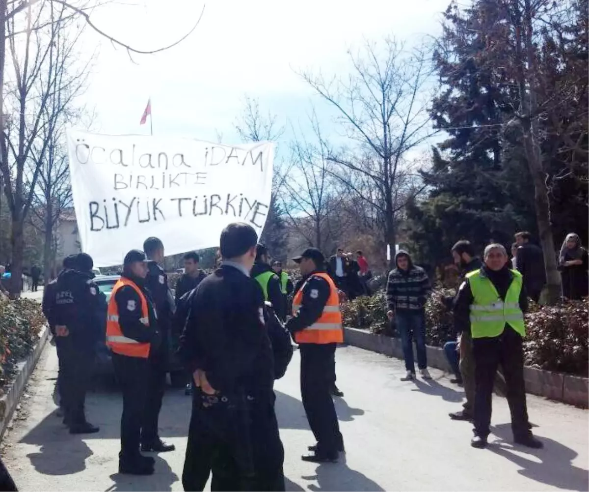 Ankara Üniversitesinde "Öcalan\'a İdam" Pankartı Asan Öğrencilere Karşıt Görüşlü Öğrenciler Saldırdı