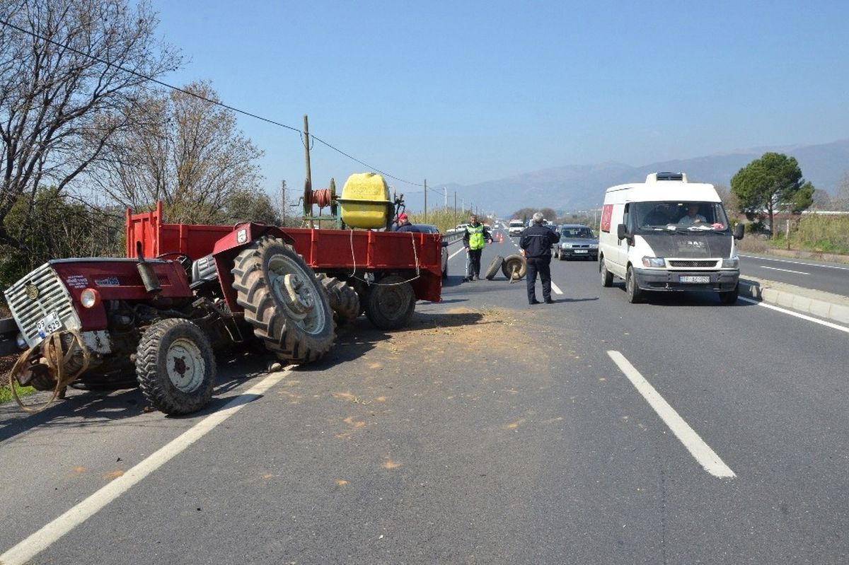 Aydın\'da Ambulans Traktörle Çarpıştı: 3 Yaralı