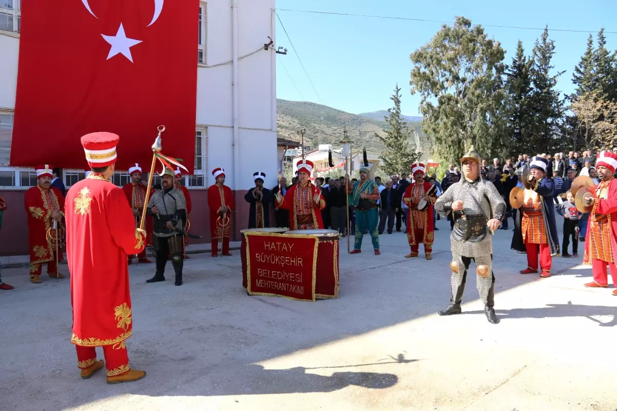 Başkan Savaş Türk Bayrağını Kırıkhan\'da Onurla Dalgalandırdı