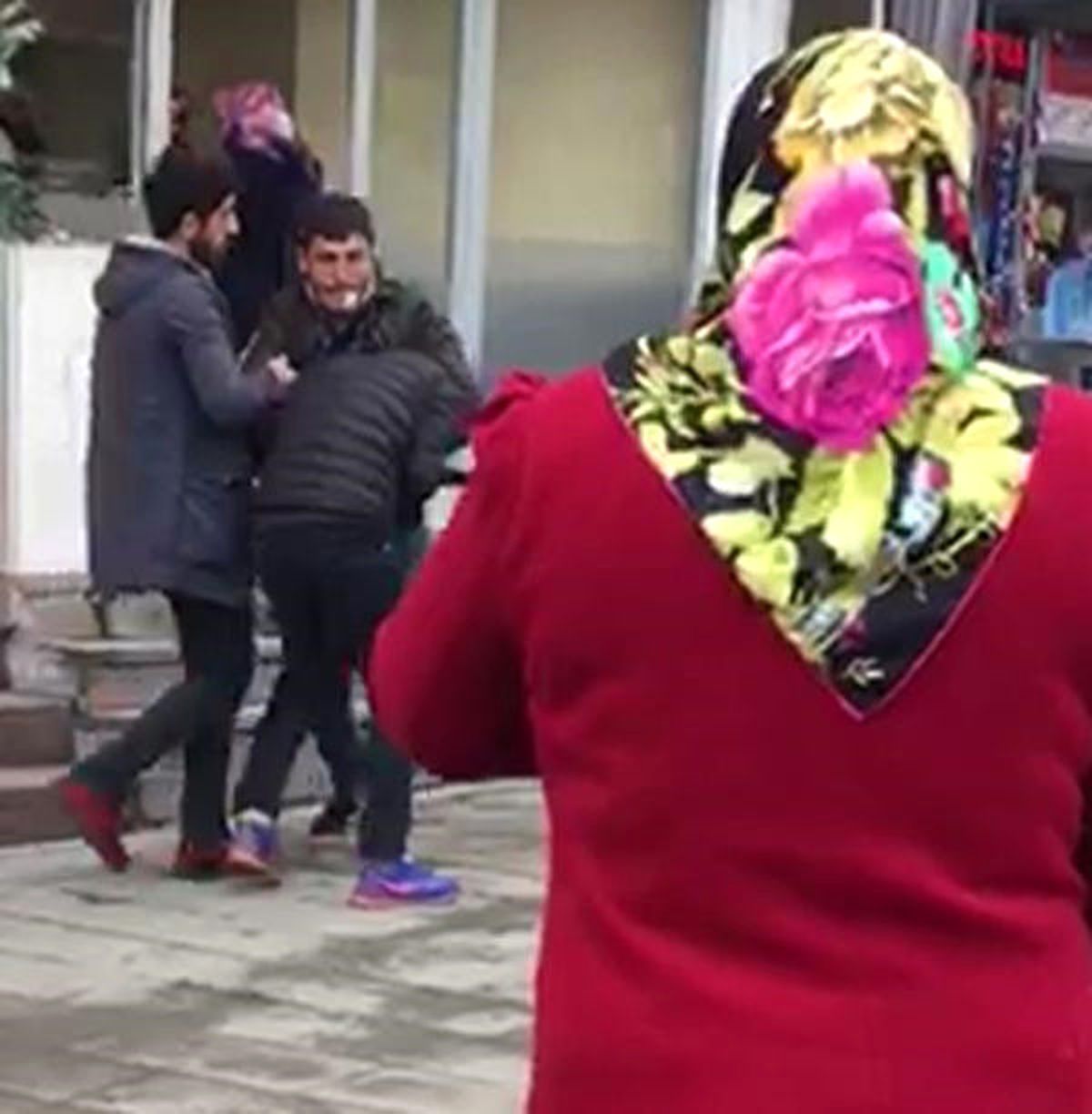Bıçaklı Kavgaya Şahit Olan Kadın Bayıldı