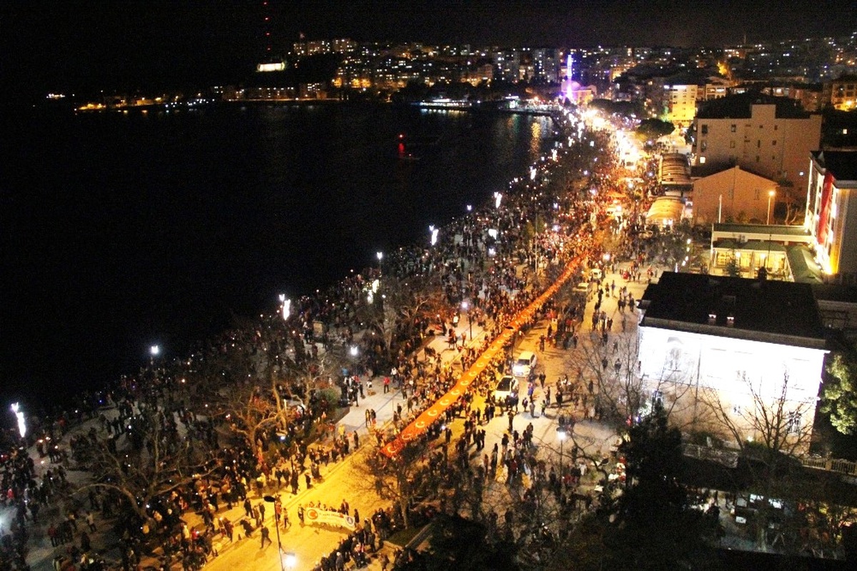 Çanakkale Zaferi\'nin 102. Yılında Fener Alayı Coşkusu