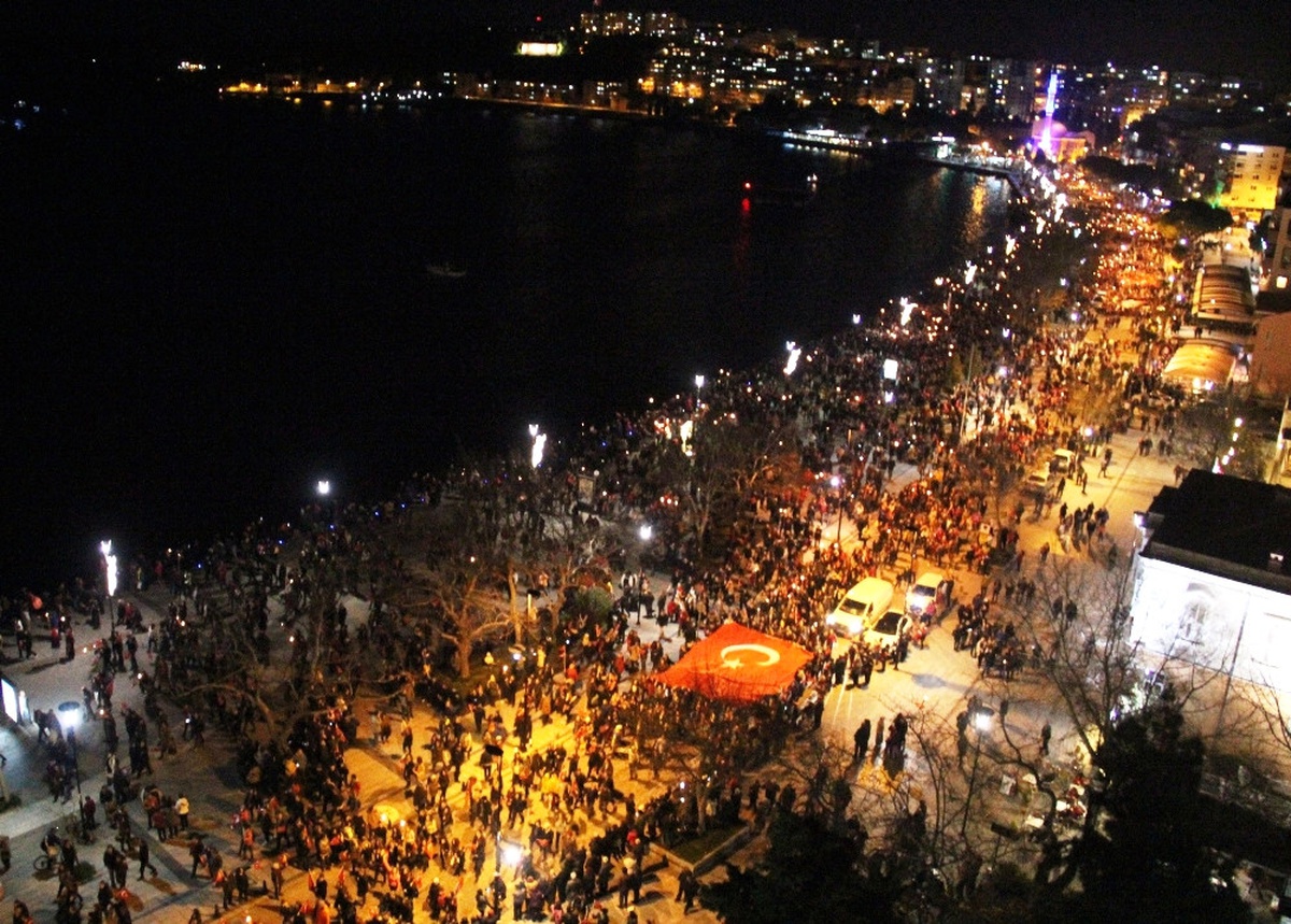 Çanakkale Zaferi\'nin 102. Yılında Fener Alayı Coşkusu
