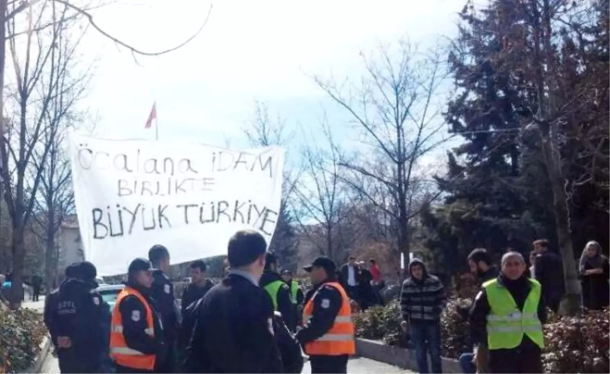 Karşıt Görüşlü Öğrencilerin Pankart Kavgası: 3 Yaralı, 2 Gözaltı