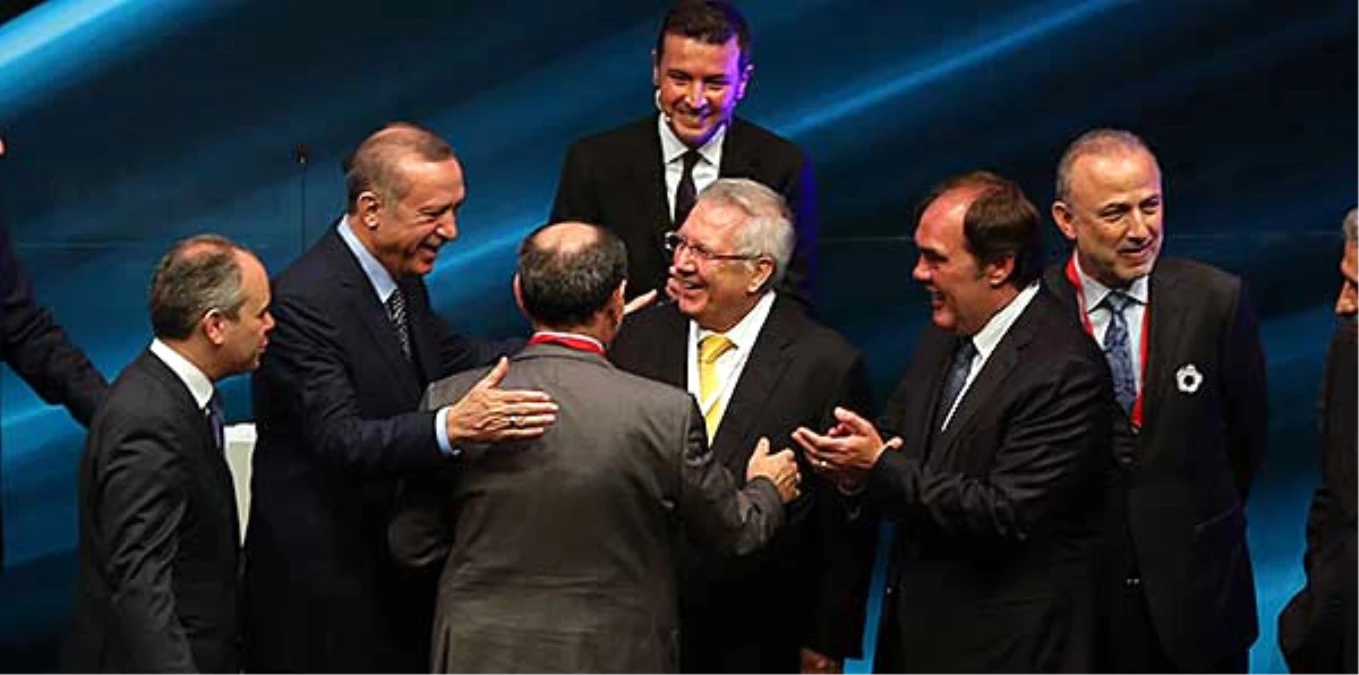 Cumhurbaşkanı Erdoğan Futbol Zirvesinde Penaltı Kullandı