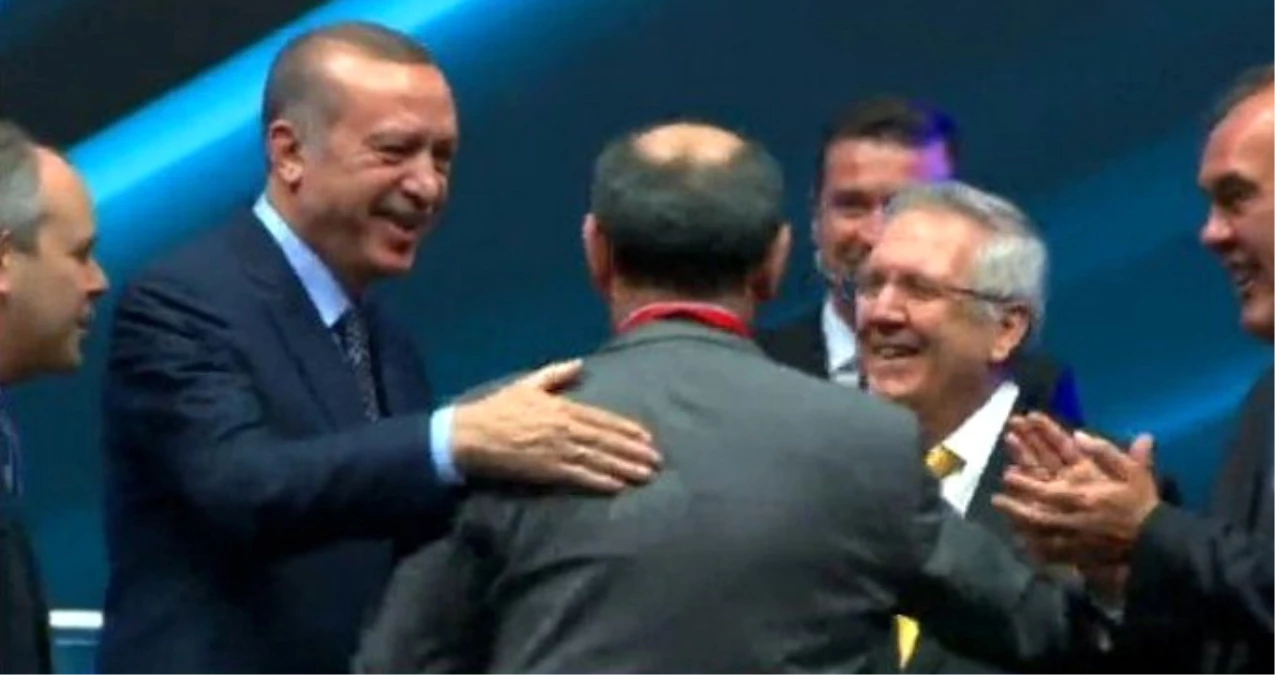 Cumhurbaşkanı Erdoğan\'ın İsteğiyle Dursun Özbek\'le Aziz Yıldırım Tokalaştı