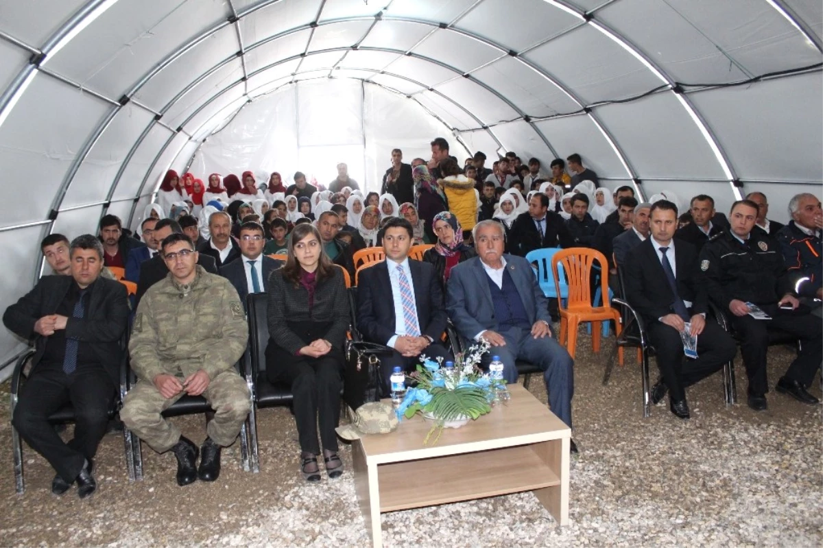 Depremzedeler Çanakkale Zaferini Kutladı