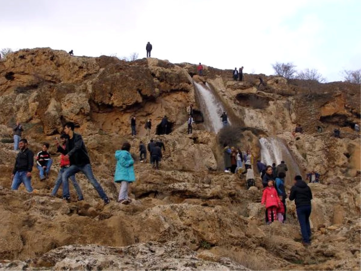 Derik\'teki Gap Şelalesi İki Yıl Sonra Yeniden Akmaya Başladı