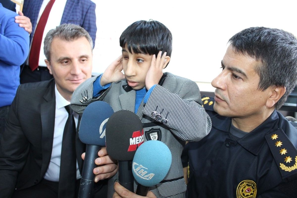 Down Sendromlu Çocuklar Polis Telsizinden Anons Yapıp Ezan Okudu