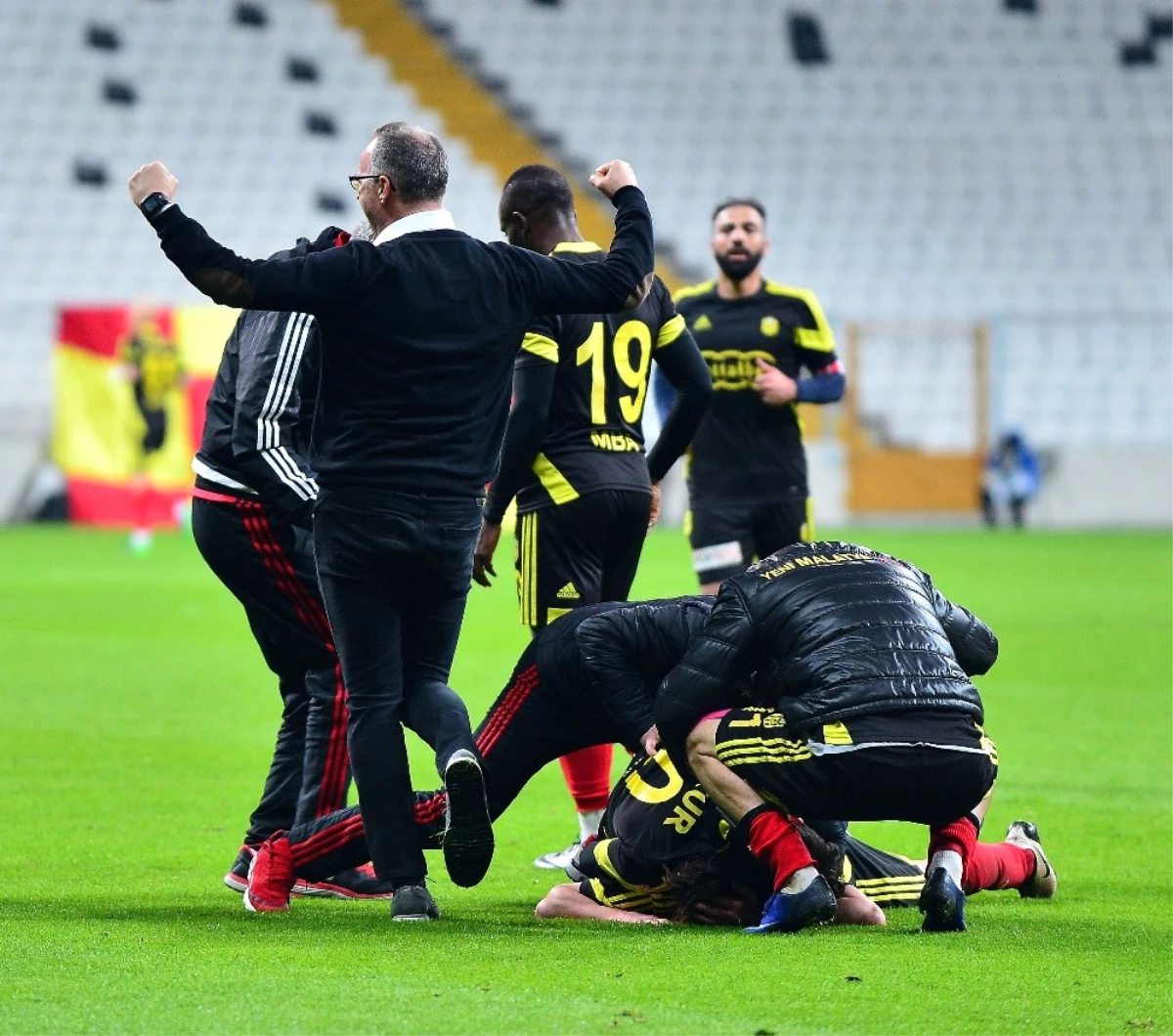 Evkur Yeni Malatyaspor 31 Yıllık Tarihinin En Büyük Başarısına Oldukça Yakın