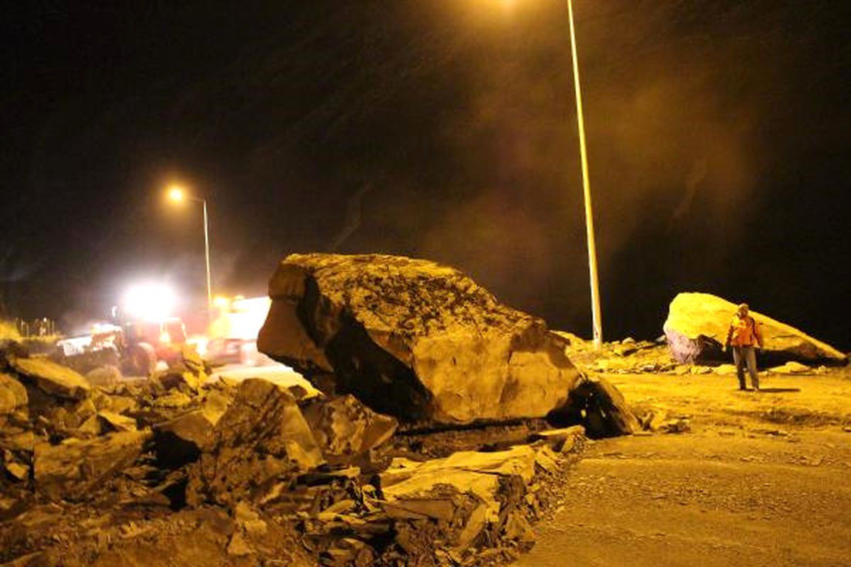 Hakkari\'de Yola Düşen Dev Kayalar, Yolu Trafiğe Kapattı