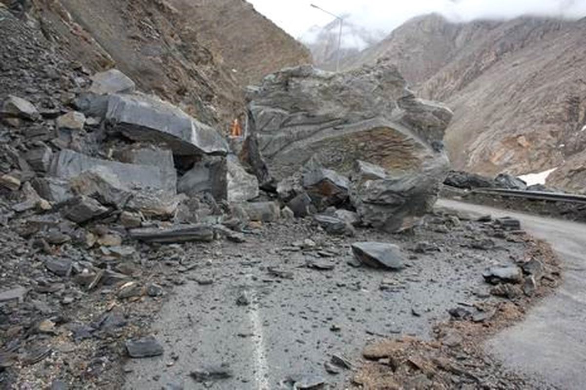 Hakkari-Van Karayoluna Kaya Parçaları Düştü