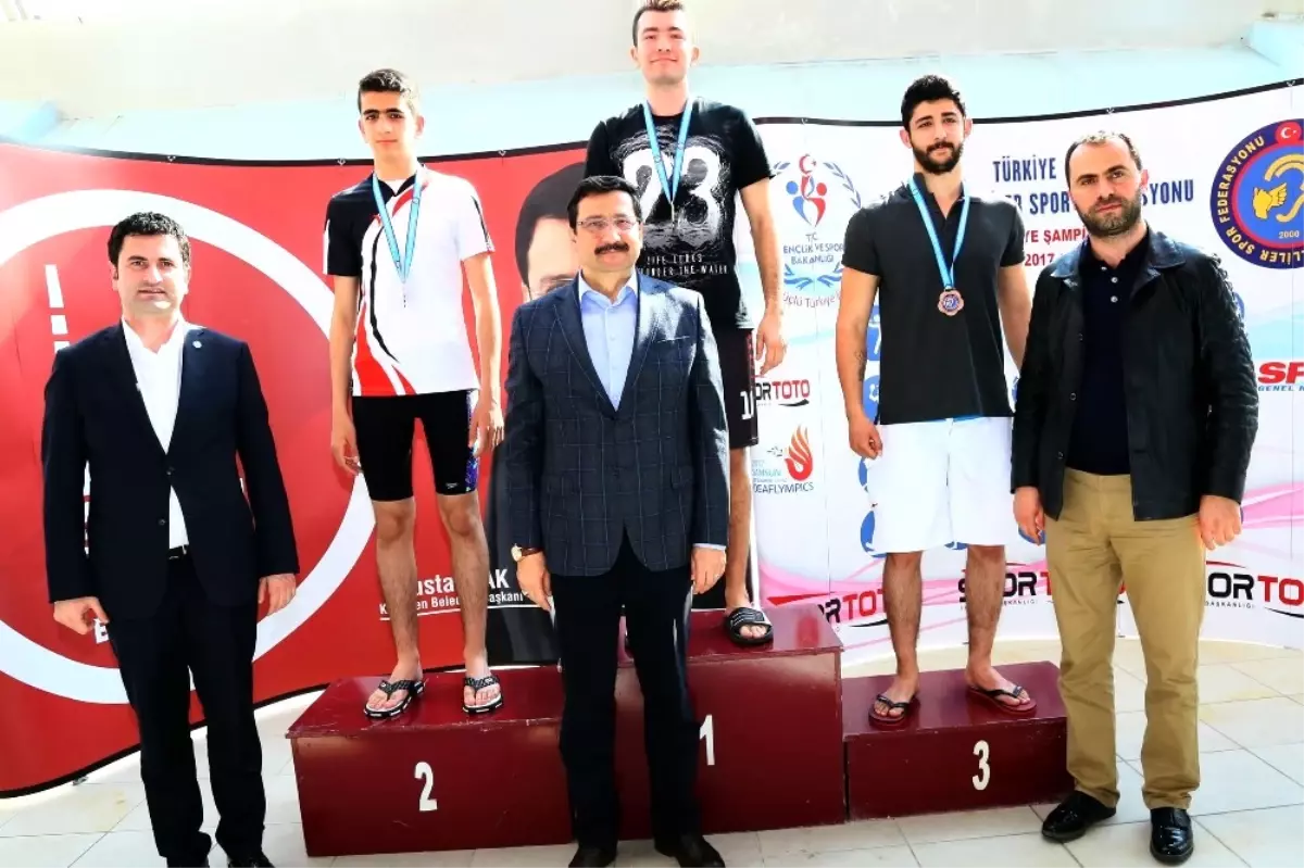 İşitme Engelli Yüzücüler Keçiören\'de Buluştu