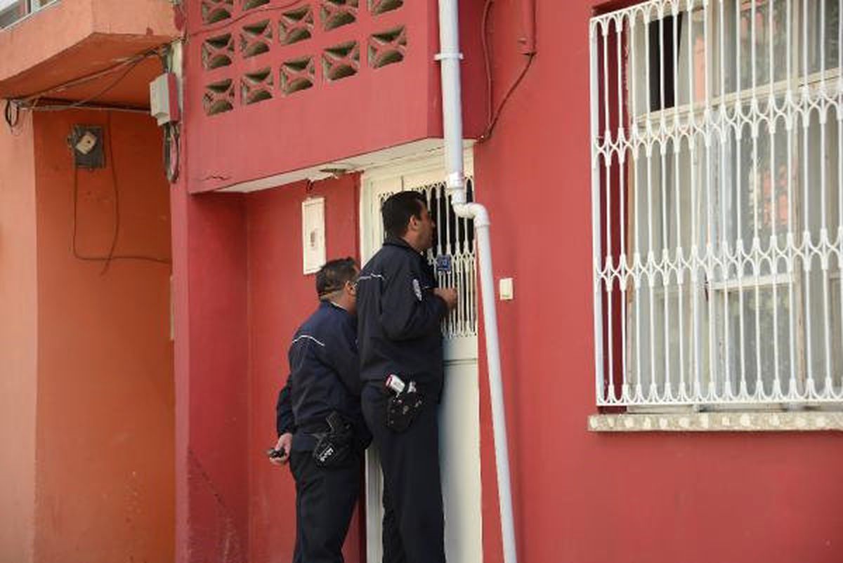 Kendine Zarar Veren Genci, İtfaiye Merdiveniyle Eve Giren Polis İkna Etti
