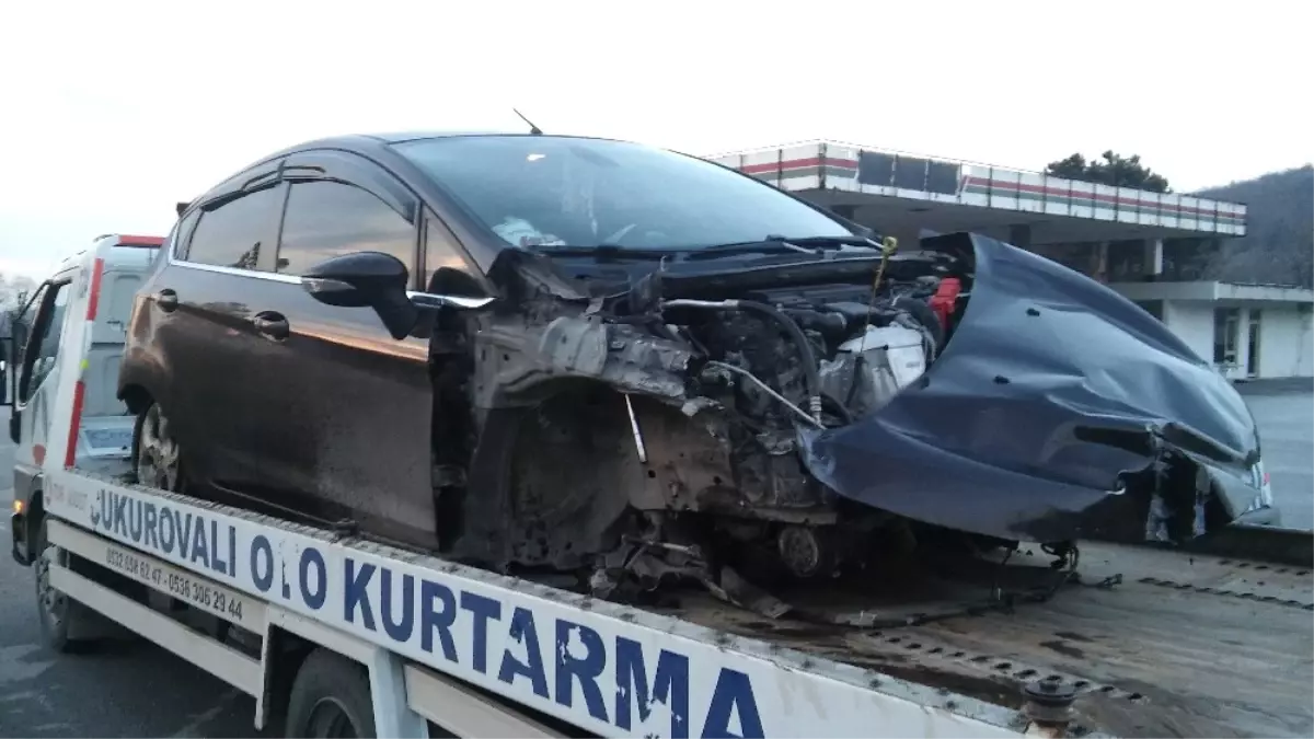 Kontrolden Çıkan Otomobil Bariyerlere Çarptı: 1 Ölü, 4 Yaralı