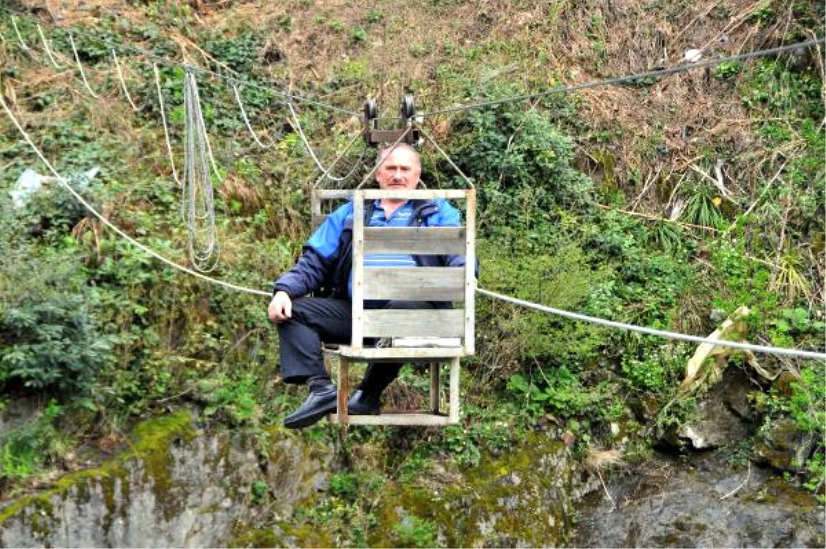 Artvinli Arıcı, Kovanlara Ulaşabilmek İçin Kabinli Teleferik Hattı Kurdu