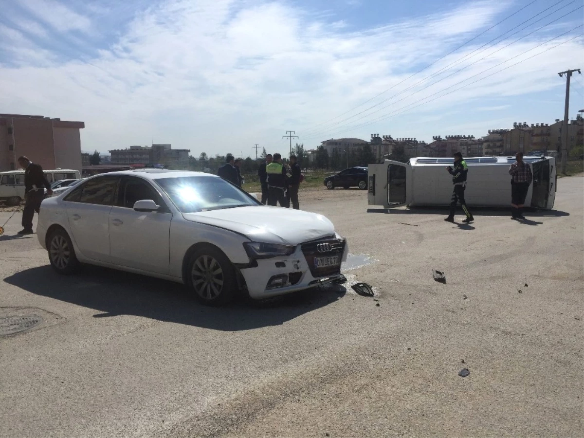 Manavgat\'ta Otomobil ile Minibüs Çarpıştı: 4 Yaralı