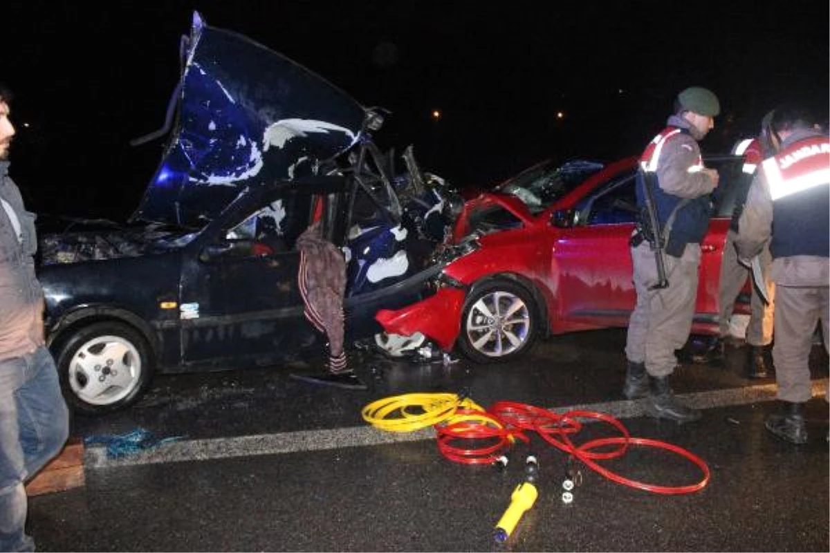 Otomobil, Emniyet Şeridinde Duran Otomobile Çarptı: 8 Yaralı