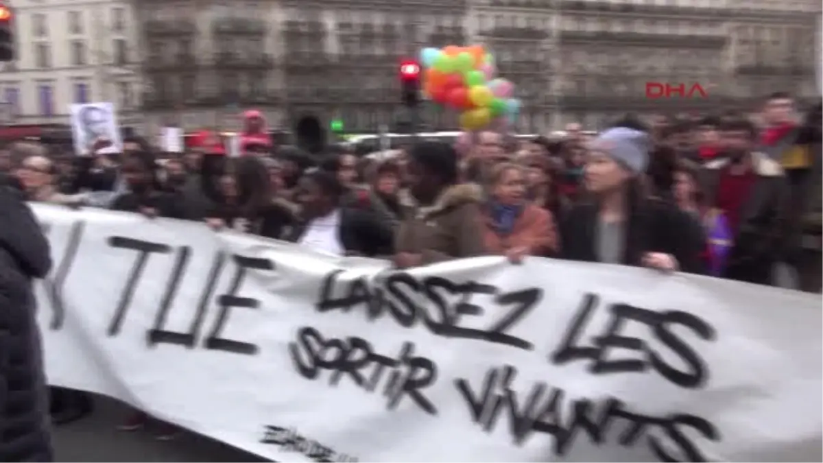 Paris\'te Polis Şiddetine Karşı Protesto