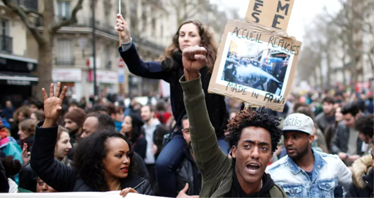 Paris\'te Polis Şiddetine Karşı Protesto