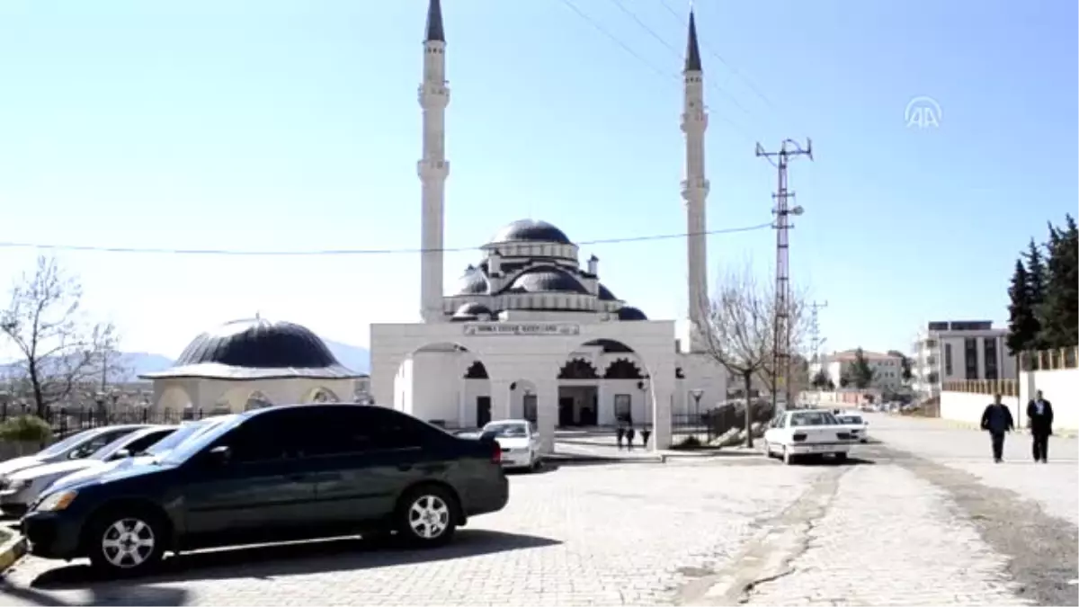 Şehit Oğlunun Temsili Mezarını Ziyaret Ediyor