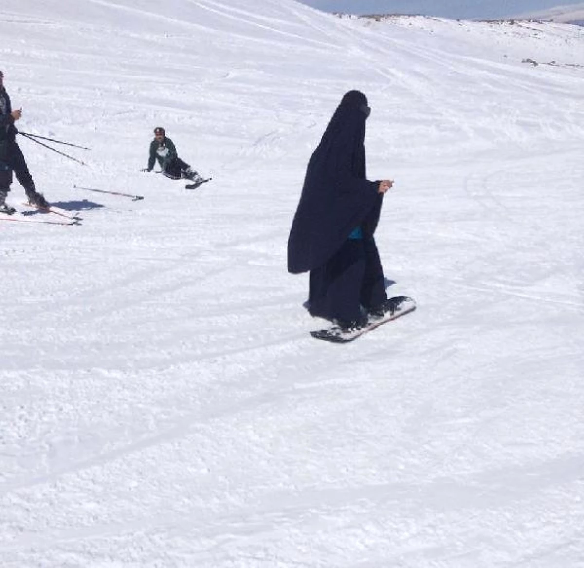 Suriyeli Kadından Erciyes\'te Snowboard