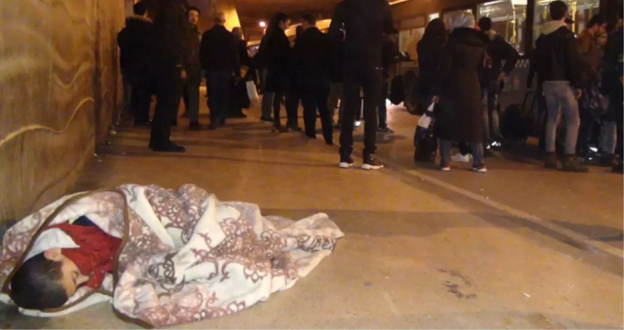 Taksim\'de Battaniye Sarılıp Uyuyan Çocuk Yürekleri Sızlattı