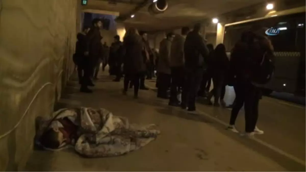 Taksim\'de Battaniye Sarılı Uyuyan Çocuk Yürekleri Sızlattı