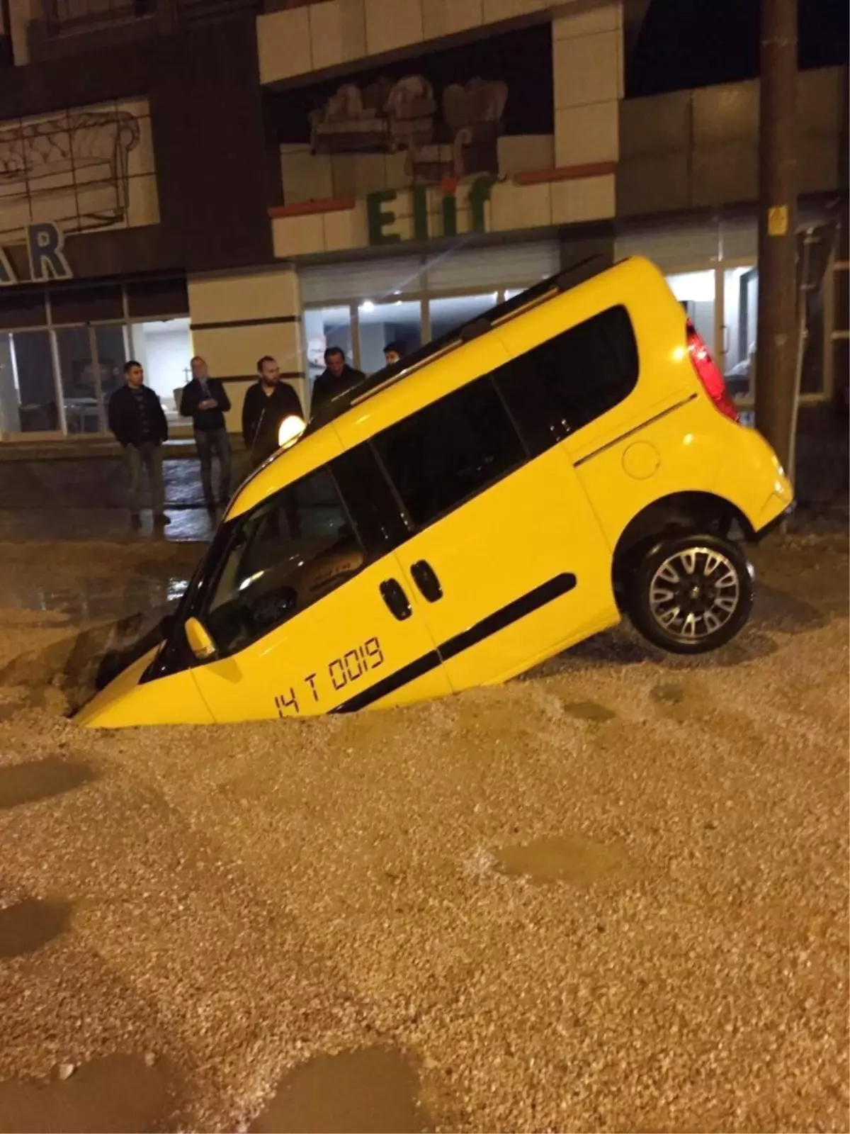 Ticari Taksi Yağmur Nedeniyle Meydana Gelen Göçüğe Düştü