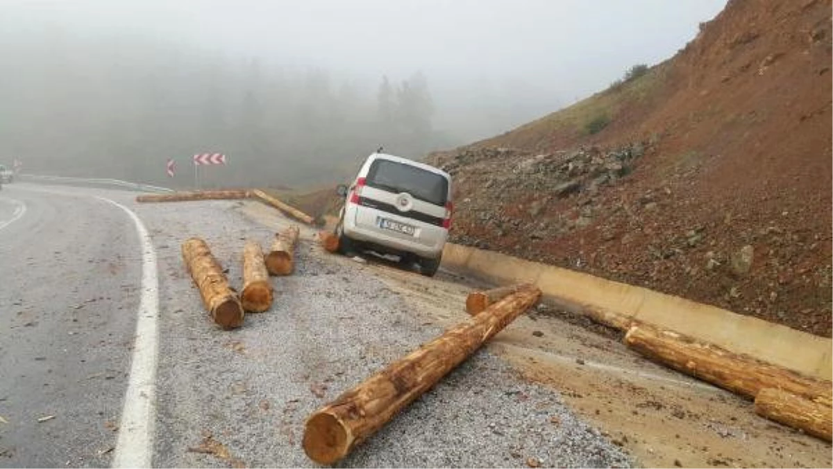 Tır ile İşçi Servisi Çarpıştı: 2 Ölü, 24 Yaralı