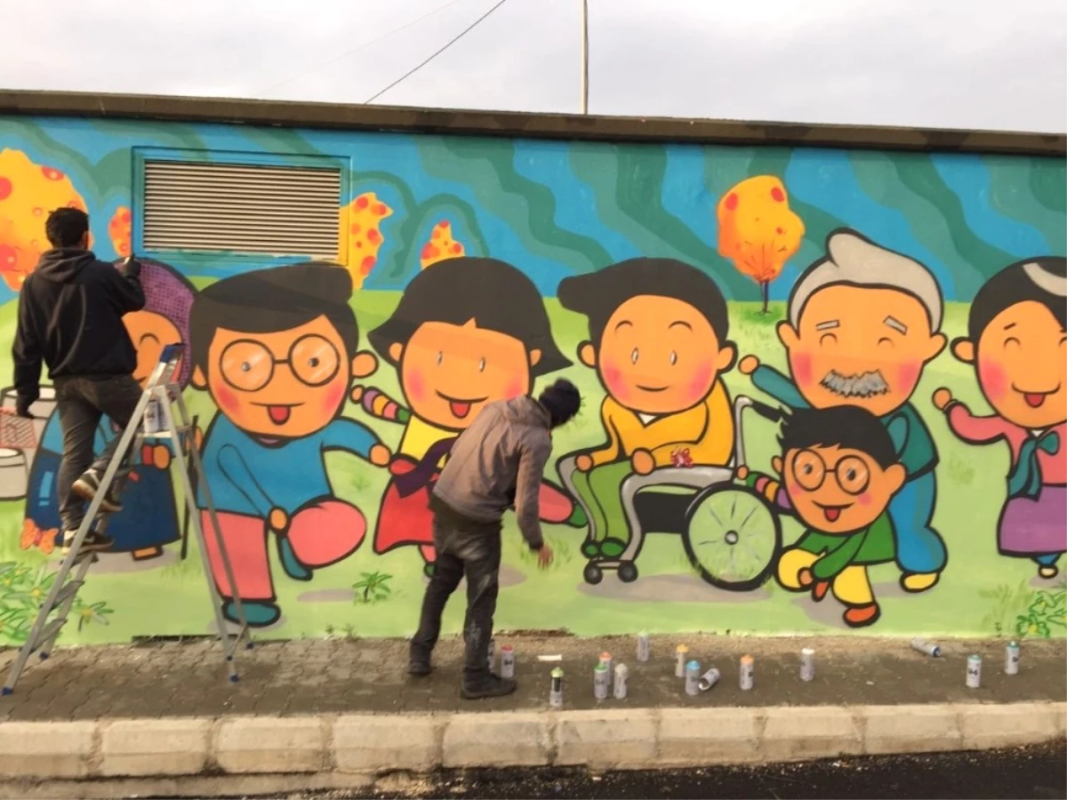 Üniversite Öğrencileri Sokak Duvarlarını Renklendirdi