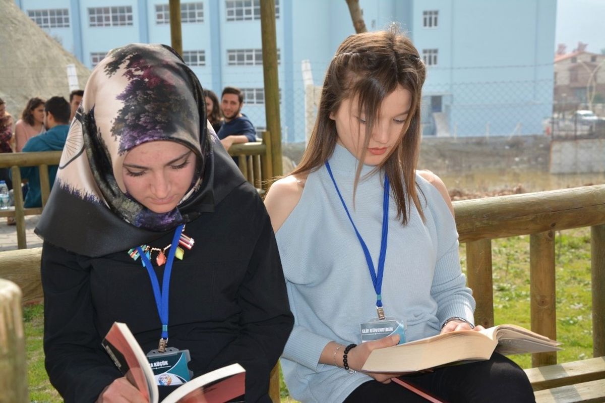Üniversitelilerden Kitap Toplama Kampanyası