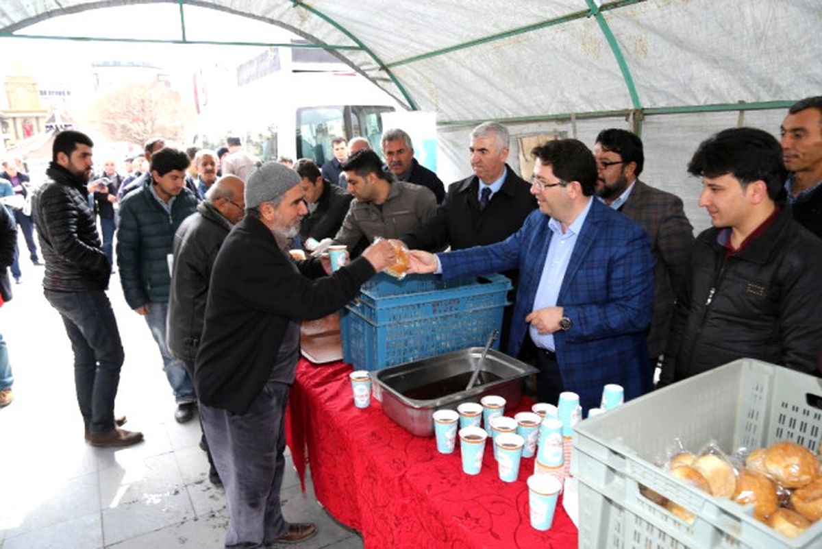 Aksaray\'da Vatandaşlara Hoşaf Ekmek Dağıtıldı