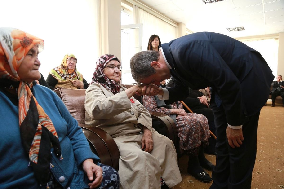 Başkan Tahmazoğlu Yaşlılar Haftasını Kutladı