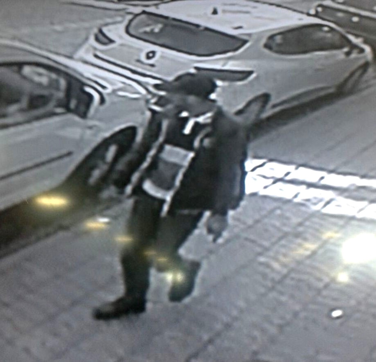 Buji ile Otomobilin Camını Kırıp Hırsızlık Yaptı